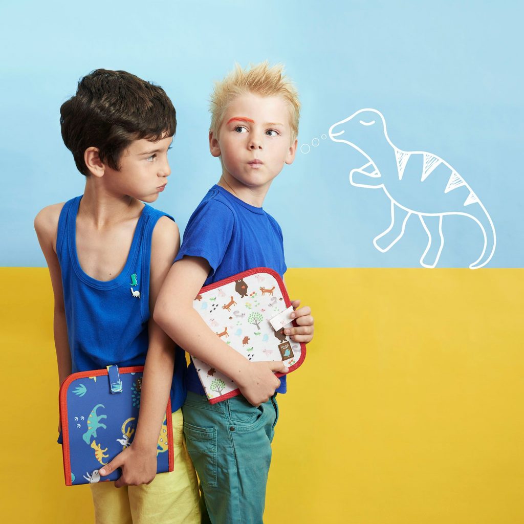 photo d'enfants avec leur cachier ardoise Jaq Jaq image cahier ardoise