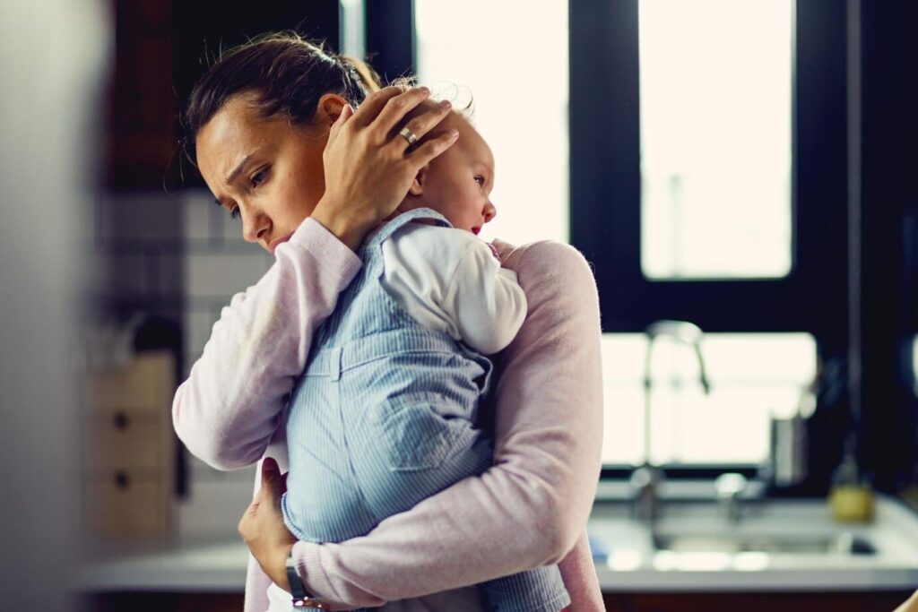 image de maman avec bébé qui fait une crise