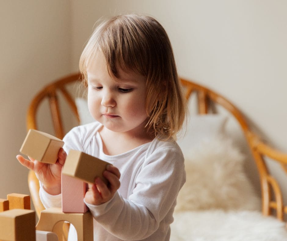 petite fille avec des cubes image enfant qui joue