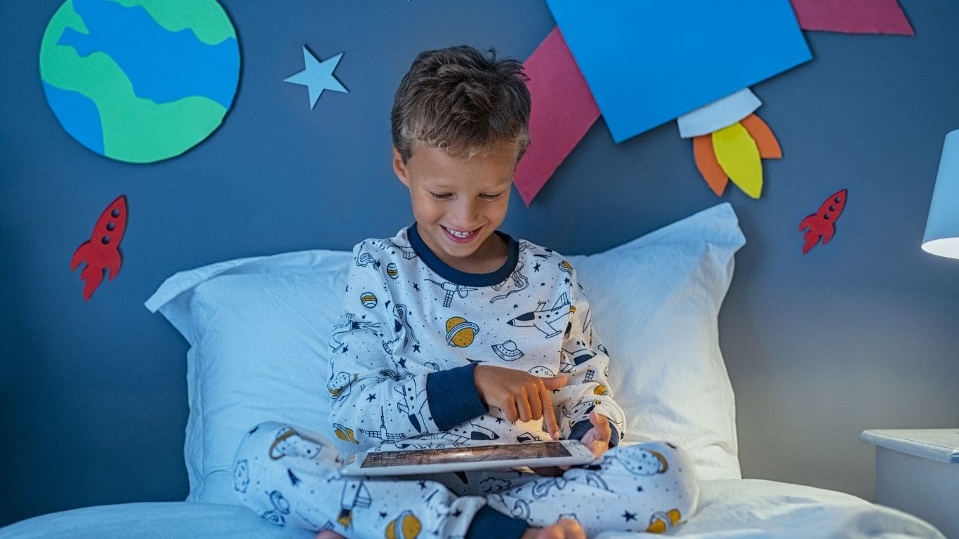 photo d'enfant devant un écran