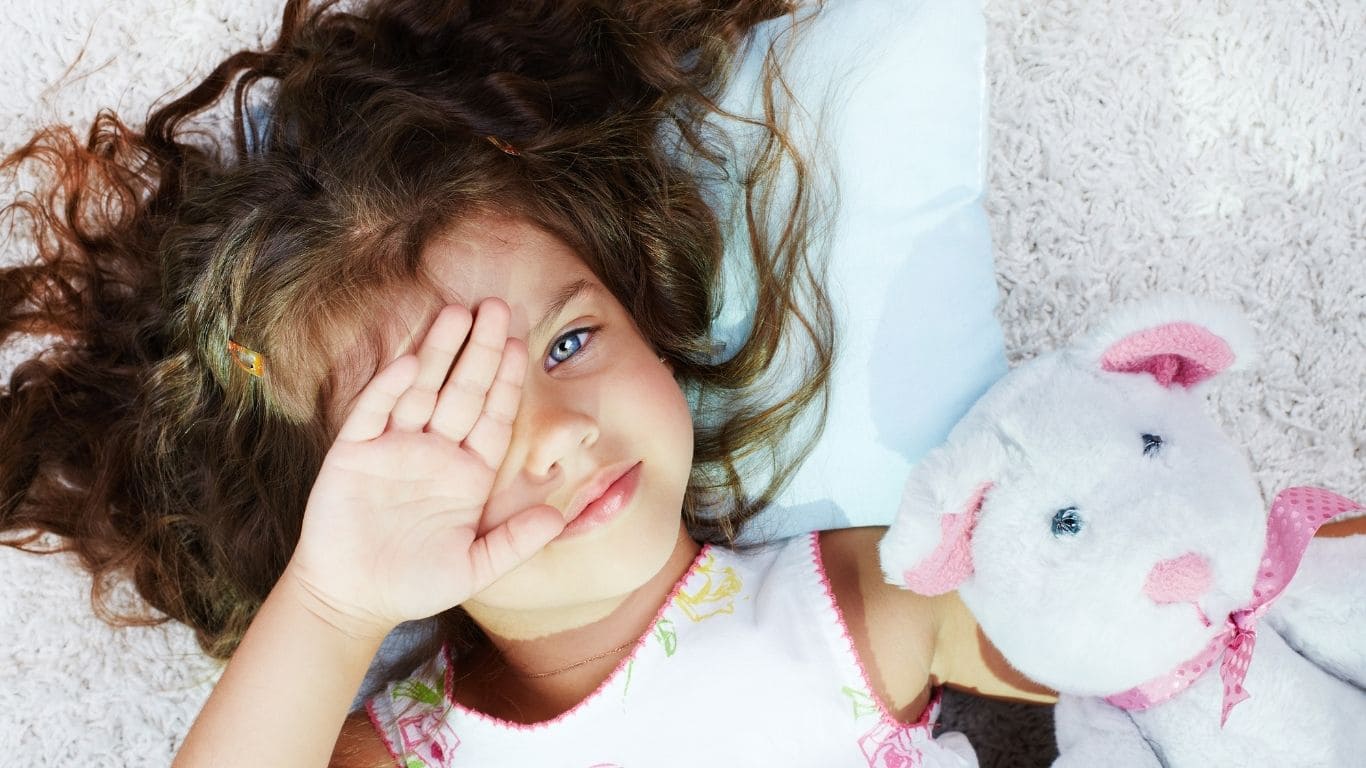 Photo enfant éveillé au lit