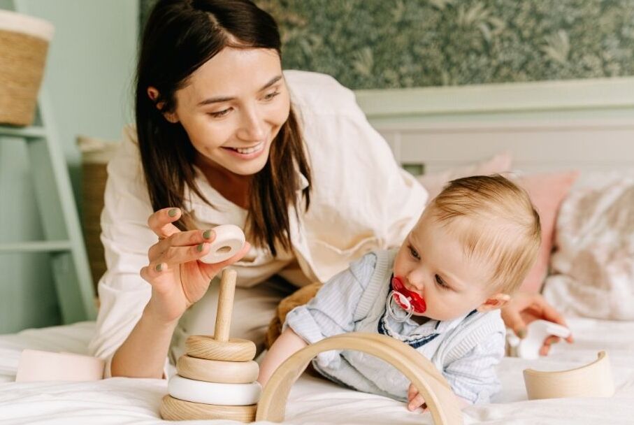 image d'un bébé qui joue avec sa maman photo d'un bébé qui joue avec sa maman