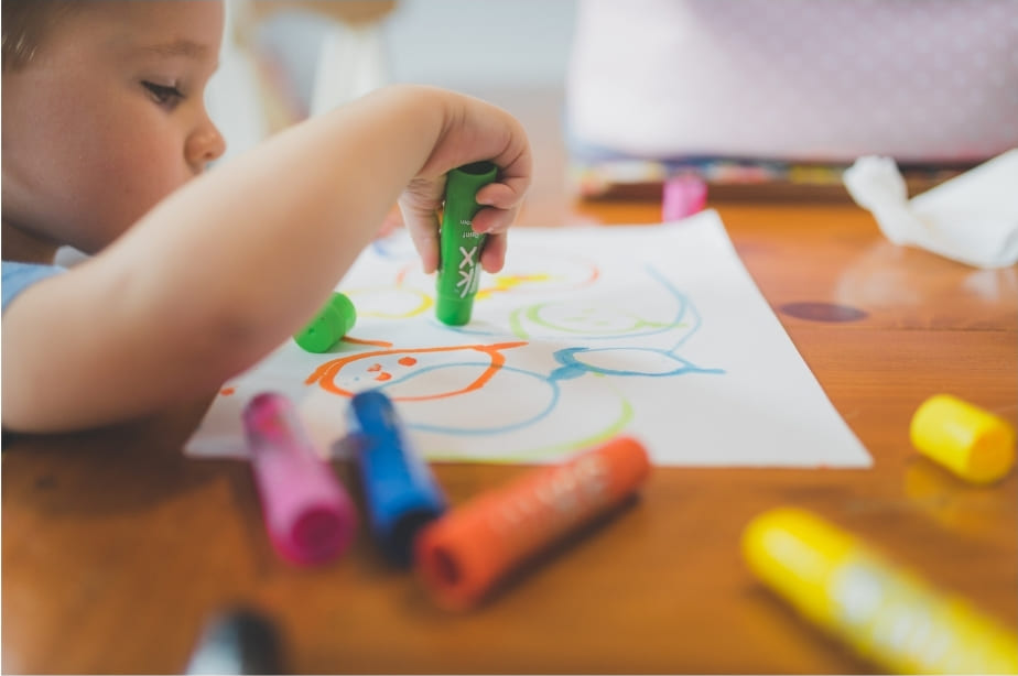 image d'enfant en maternelle qui dessine photo d'enfant en maternelle qui dessine