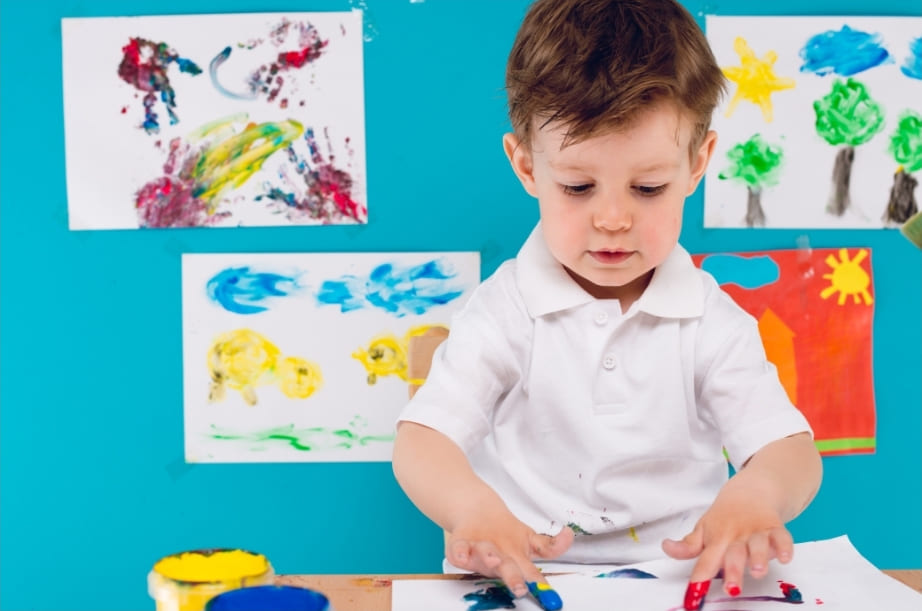 image d'enfant qui peint à l'école maternelle photo d'enfant qui peint à l'école maternelle