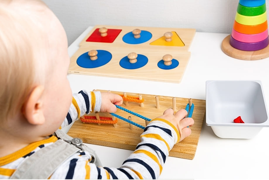 image d'un bébé avec un jeu de motricité fine photo d'un bébé avec un jeu de motricité fine