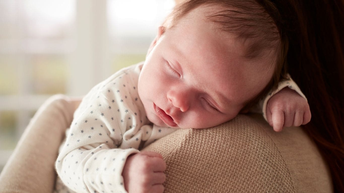 Image de bébé qui dort sur maman photo de bébé qui dort sur maman